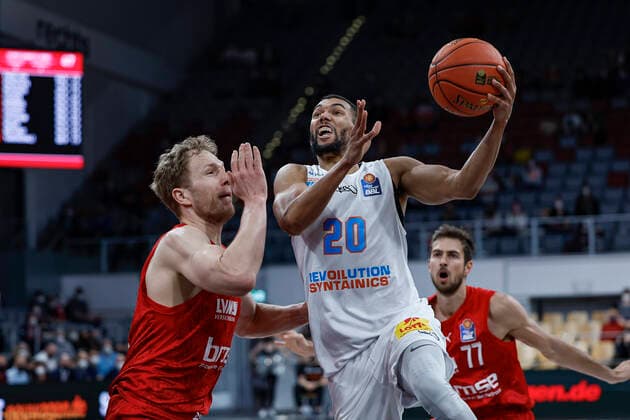 right Jamel Morris Mitteldeutscher BC, 20 left Christian Sengfelder Brose Bamberg, 43 Brose Bamberg Mitteldeutscher BC easyCredit BBL Basketball Bundesliga Saison 2021 22 Spieltag 26, 20 03 2022 Bamberg, Brose Arena Foto Daniel Löb Loeb Copyright: DanielxLöb