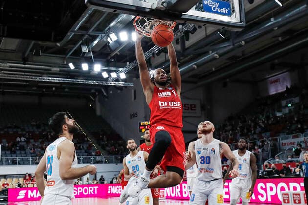 Center Akil Mitchell Brose Bamberg, 08 vl Behnam Yakhchali Mitteldeutscher BC, 88 Jamel Morris Mitteldeutscher BC, 20 Reggier Uphaw Mitteldeutscher BC, 30 Albert Jay English Mitteldeutscher BC, 04 Brose Bamberg Mitteldeutscher BC easyCredit BBL Basketball Bundesliga Saison 2021 22 Spieltag 26, 20 03 2022 Bamberg, Brose Arena Foto Daniel Löb Loeb Copyright: DanielxLöb