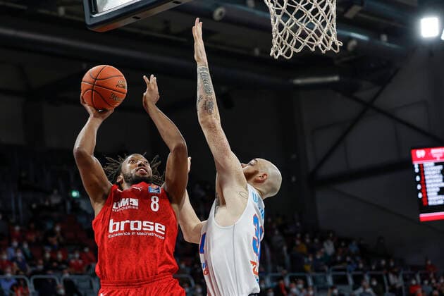 left Akil Mitchell Brose Bamberg, 08 right Reggie Uphaw Mitteldeutscher BC, 30 Brose Bamberg Mitteldeutscher BC easyCredit BBL Basketball Bundesliga Saison 2021 22 Spieltag 26, 20 03 2022 Bamberg, Brose Arena Foto Daniel Löb Loeb Copyright: DanielxLöb