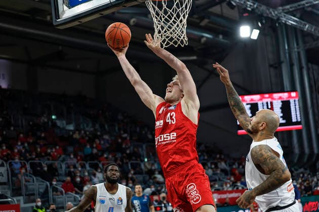 left Christian Sengfelder Brose Bamberg, 43 right Sergio Kerusch Mitteldeutscher BC, 07 Brose Bamberg Mitteldeutscher BC easyCredit BBL Basketball Bundesliga Saison 2021 22 Spieltag 26, 20 03 2022 Bamberg, Brose Arena Foto Daniel Löb Loeb Copyright: DanielxLöb