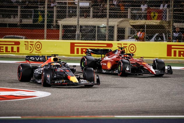 01 VERSTAPPEN Max (nld), Red Bull Racing RB18, action 16 LECLERC Charles (mco), Scuderia Ferrari F1-75, action during the Formula 1 Gulf Air Bahrain Grand Prix 2022, 1st round of the 2022 FIA Formula One World Championship, WM, Weltmeisterschaft on the Bahrain International Circuit, from March 18 to 20, 2022 in Sakhir, Bahrain - F1 - BAHRAIN GRAND PRIX 2022 - RACE DPPI Panoramic _B3_9007