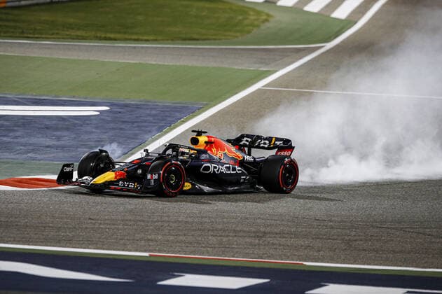 01 VERSTAPPEN Max (nld), Red Bull Racing RB18, action during the Formula 1 Gulf Air Bahrain Grand Prix 2022, 1st round of the 2022 FIA Formula One World Championship, WM, Weltmeisterschaft on the Bahrain International Circuit, from March 18 to 20, 2022 in Sakhir, Bahrain - F1 - BAHRAIN GRAND PRIX 2022 - RACE DPPI Panoramic  _B3_9024