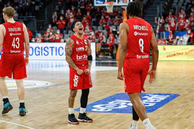 Center cheer Justin Robinson Brose Bamberg, 12 Brose Bamberg Mitteldeutscher BC easyCredit BBL Basketball Bundesliga Saison 2021 22 Spieltag 26, 20 03 2022 Bamberg, Brose Arena Foto Daniel Löb Loeb Copyright: DanielxLöb