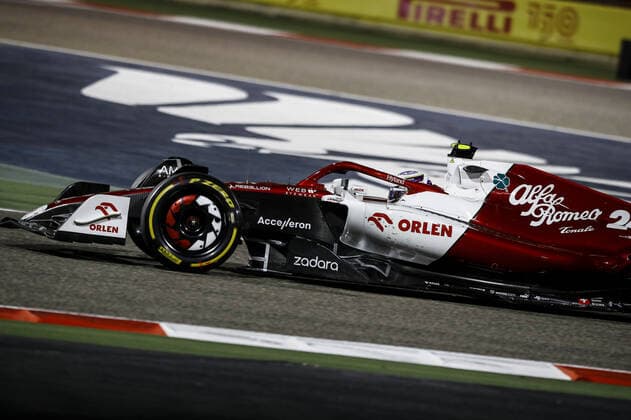 24 ZHOU Guanyu (chi), Alfa Romeo F1 Team ORLEN C42, action during the Formula 1 Gulf Air Bahrain Grand Prix 2022, 1st round of the 2022 FIA Formula One World Championship, WM, Weltmeisterschaft on the Bahrain International Circuit, from March 18 to 20, 2022 in Sakhir, Bahrain - F1 - BAHRAIN GRAND PRIX 2022 - RACE DPPI Panoramic  _B3_9100