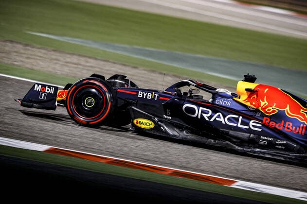 01 VERSTAPPEN Max (nld), Red Bull Racing RB18, action during the Formula 1 Gulf Air Bahrain Grand Prix 2022, 1st round of the 2022 FIA Formula One World Championship, WM, Weltmeisterschaft on the Bahrain International Circuit, from March 18 to 20, 2022 in Sakhir, Bahrain - F1 - BAHRAIN GRAND PRIX 2022 - RACE DPPI Panoramic  _B3_9139