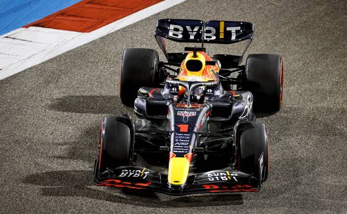 BAHRAIN Max Verstappen 1 with the Oracle Red Bull Racing RB18 Honda on track during the Bahrain F1 Grand Prix at the Bahrain International Circuit on March 20, 2022 in Bahrain, Bahrain ANP ROBIN VAN LONKHUIJSEN Bahrain,BAHREIN xVIxANPx xxANPxIVx 445853312 originalFilename: 0153091894st.jpg