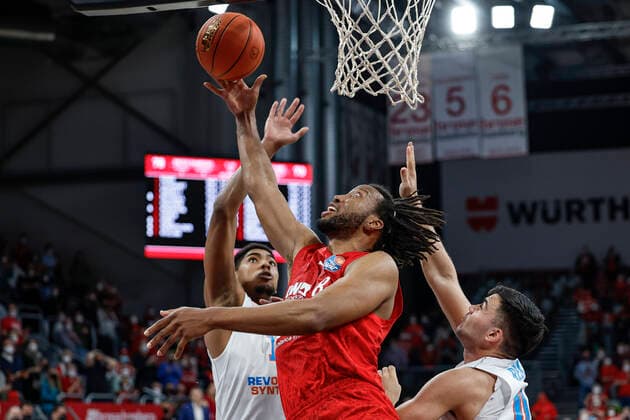 Center Akil Mitchell Brose Bamberg, 08 left Kostja Mushidi Mitteldeutscher BC, 11 right Behnam Yakhchali Mitteldeutscher BC, 88 Brose Bamberg Mitteldeutscher BC easyCredit BBL Basketball Bundesliga Saison 2021 22 Spieltag 26, 20 03 2022 Bamberg, Brose Arena Foto Daniel Löb Loeb Copyright: DanielxLöb