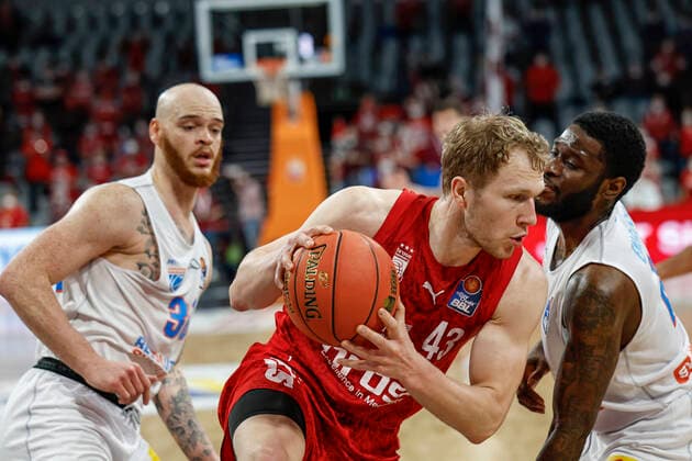 Center Christian Sengfelder Brose Bamberg, 43 left Reggie Uphaw Mitteldeutscher BC, 30 right Albert Jay English Mitteldeutscher BC, 04 Brose Bamberg Mitteldeutscher BC easyCredit BBL Basketball Bundesliga Saison 2021 22 Spieltag 26, 20 03 2022 Bamberg, Brose Arena Foto Daniel Löb Loeb Copyright: DanielxLöb
