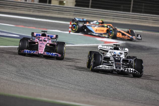 10 GASLY Pierre (fra), Scuderia AlphaTauri AT03, action 14 ALONSO Fernando (spa), Alpine F1 Team A522, action during the Formula 1 Gulf Air Bahrain Grand Prix 2022, 1st round of the 2022 FIA Formula One World Championship, WM, Weltmeisterschaft on the Bahrain International Circuit, from March 18 to 20, 2022 in Sakhir, Bahrain - F1 - BAHRAIN GRAND PRIX 2022 - RACE DPPI Panoramic G00D9883