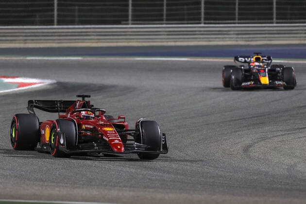 FORMULA 1 GULF AIR BAHRAIN GRAND PRIX 2022, 20 03 2022 Bahrain International Circuit, Sakhir, Bahrain on 20 March 2022 Charles Leclerc 16 (MON), Scuderia Ferrari F1-75 leads Max Verstappen 1 (NED), HONDA Red Bull Racing RB18 during the FORMULA 1 GULF AIR BAHRAIN GRAND PRIX 2022, Phil Duncan Editorial Use Only Copyright: xPhilxDuncanx ESM-0412-0008
