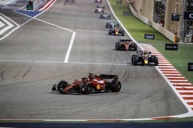 16 LECLERC Charles (mco), Scuderia Ferrari F1-75, action 01 VERSTAPPEN Max (nld), Red Bull Racing RB18, action during the Formula 1 Gulf Air Bahrain Grand Prix 2022, 1st round of the 2022 FIA Formula One World Championship, WM, Weltmeisterschaft on the Bahrain International Circuit, from March 18 to 20, 2022 in Sakhir, Bahrain - F1 - BAHRAIN GRAND PRIX 2022 - RACE DPPI Panoramic _B3_9359