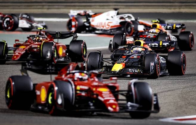 BAHRAIN Max Verstappen 1 driving the Oracle Red Bull Racing RB18 Honda behind Charles Leclerc 16 with the Ferrari on track during the Bahrain F1 Grand Prix at the Bahrain International Circuit on March 20, 2022 in Bahrain, Bahrain ANP ROBIN VAN LONKHUIJSEN Bahrain,BAHREIN xVIxANPx xxANPxIVx 445856135 originalFilename: 0153095675st.jpg