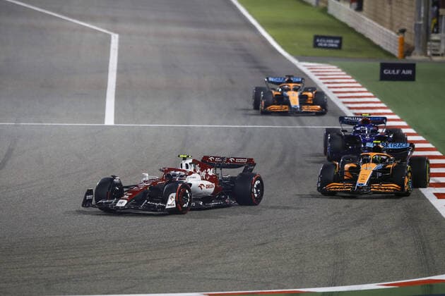 24 ZHOU Guanyu (chi), Alfa Romeo F1 Team ORLEN C42, action during the Formula 1 Gulf Air Bahrain Grand Prix 2022, 1st round of the 2022 FIA Formula One World Championship, WM, Weltmeisterschaft on the Bahrain International Circuit, from March 18 to 20, 2022 in Sakhir, Bahrain - F1 - BAHRAIN GRAND PRIX 2022 - RACE DPPI Panoramic  00122005__B3_8921