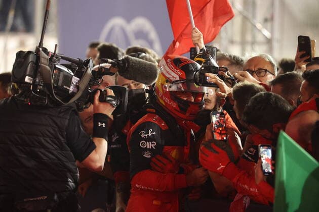 SAINZ Carlos (spa), Scuderia Ferrari F1-75, portrait celebrates his second place during the Formula 1 Gulf Air Bahrain Grand Prix 2022, 1st round of the 2022 FIA Formula One World Championship, WM, Weltmeisterschaft on the Bahrain International Circuit, from March 18 to 20, 2022 in Sakhir, Bahrain - F1 - BAHRAIN GRAND PRIX 2022 - RACE DPPI Panoramic  AC9I3459