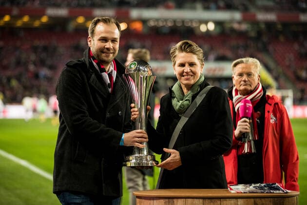 1 Soccer Bundesliga 1 FC Koeln Borussia Dortmund 20 03 2022 Before the match Doris Fitschen DFB hands over the DFB Cup for women to Robert Voigtsberger City of Koeln 1 Soccer Bundesliga, 1 FC Koeln Borussia Dortmund, Koeln, Rheinenergiestadion DFL REGULATIONS PROHIBIT ANY USE OF PHOTOGRAPHS AS IMAGE SEQUENCES AND OR QUASI VIDEO Copyright: xBEAUTIFULxSPORTS Wunderlx