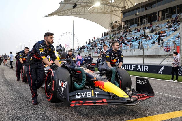 11 PEREZ Sergio (mex), Red Bull Racing RB18, action starting grid during the Formula 1 Gulf Air Bahrain Grand Prix 2022, 1st round of the 2022 FIA Formula One World Championship, WM, Weltmeisterschaft on the Bahrain International Circuit, from March 18 to 20, 2022 in Sakhir, Bahrain - F1 - BAHRAIN GRAND PRIX 2022 - RACE DPPI Panoramic  20220320_G00D9509