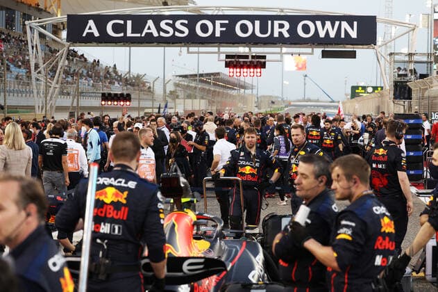 Starting grid atmosphere during the Formula 1 Gulf Air Bahrain Grand Prix 2022, 1st round of the 2022 FIA Formula One World Championship, WM, Weltmeisterschaft on the Bahrain International Circuit, from March 18 to 20, 2022 in Sakhir, Bahrain - F1 - BAHRAIN GRAND PRIX 2022 - RACE DPPI Panoramic  20220320_GOOD8539