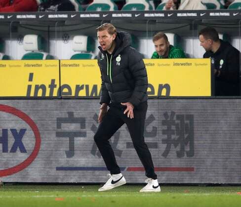 20 03 2022, Volkswagen Arena, Wolfsburg, league match, 1 Bundesliga, VfL Wolfsburg vs Bayer 04 Leverkusen, pictured Florian Kohfeldt coach, Wolfsburg is pissed DFL regulations prohibit any use of photographs as image sequences and or quasi video VfL Wolfsburg vs Bayer 04 Leverkusen www.sielski-press.de
