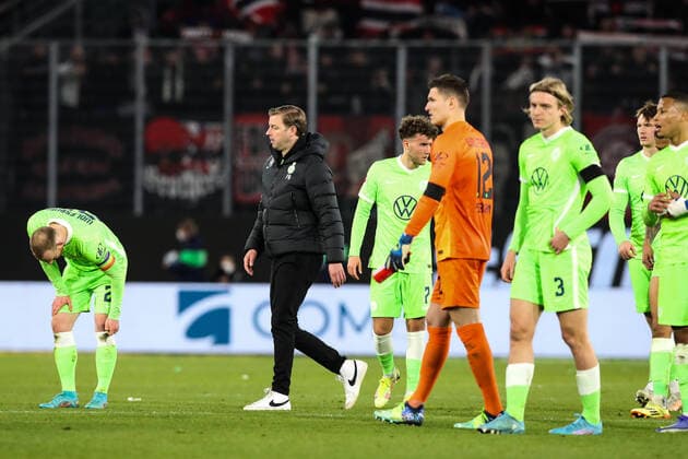 Coach Florian Kohfeldt with his team after the match 1 Football Bundesliga season 2021 2022 point match VfL Wolfsburg vs Bayer Leverkusen at the Volkswagen Arena in Wolfsburg Football,Germany,man,men,20 03 2022
