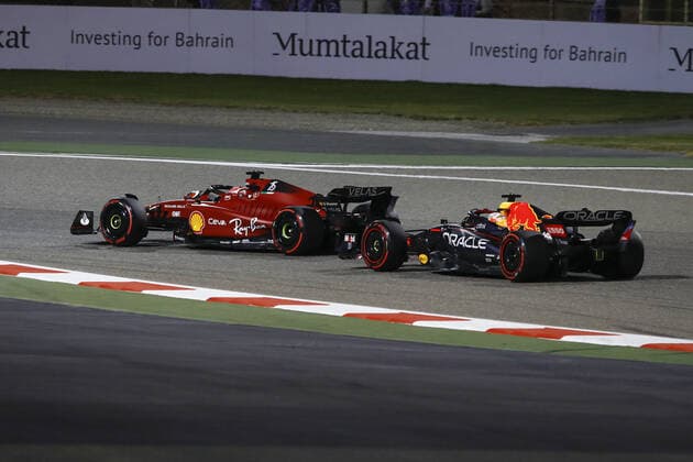 16 LECLERC Charles (mco), Scuderia Ferrari F1-75, action 01 VERSTAPPEN Max (nld), Red Bull Racing RB18, action during the Formula 1 Gulf Air Bahrain Grand Prix 2022, 1st round of the 2022 FIA Formula One World Championship, WM, Weltmeisterschaft on the Bahrain International Circuit, from March 18 to 20, 2022 in Sakhir, Bahrain - F1 - BAHRAIN GRAND PRIX 2022 - RACE DPPI Panoramic 00122005__B3_9030