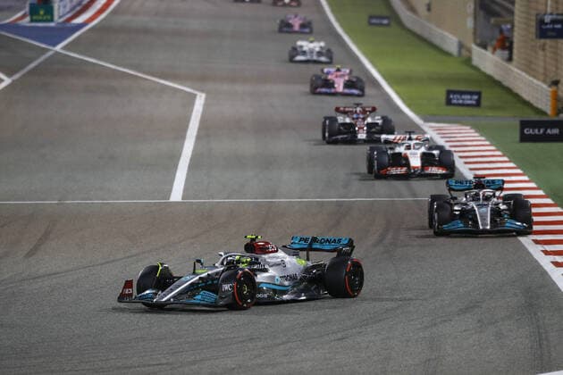 44 HAMILTON Lewis (gbr), Mercedes AMG F1 Team W13, action during the Formula 1 Gulf Air Bahrain Grand Prix 2022, 1st round of the 2022 FIA Formula One World Championship, WM, Weltmeisterschaft on the Bahrain International Circuit, from March 18 to 20, 2022 in Sakhir, Bahrain - F1 - BAHRAIN GRAND PRIX 2022 - RACE DPPI Panoramic  00122005__B3_9367