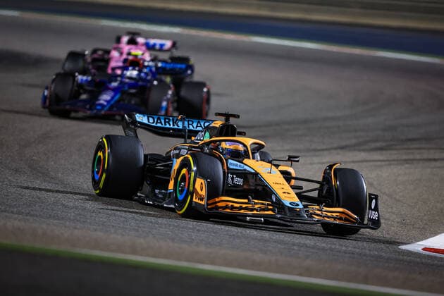 03 RICCIARDO Daniel (aus), McLaren F1 Team MCL36, action during the Formula 1 Gulf Air Bahrain Grand Prix 2022, 1st round of the 2022 FIA Formula One World Championship, WM, Weltmeisterschaft on the Bahrain International Circuit, from March 18 to 20, 2022 in Sakhir, Bahrain - F1 - BAHRAIN GRAND PRIX 2022 - RACE DPPI Panoramic  20220320_G00D9860