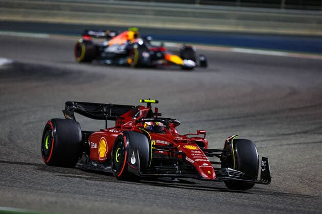 55 SAINZ Carlos (spa), Scuderia Ferrari F1-75, 11 PEREZ Sergio (mex), Red Bull Racing RB18, action during the Formula 1 Gulf Air Bahrain Grand Prix 2022, 1st round of the 2022 FIA Formula One World Championship, WM, Weltmeisterschaft on the Bahrain International Circuit, from March 18 to 20, 2022 in Sakhir, Bahrain - F1 - BAHRAIN GRAND PRIX 2022 - RACE DPPI Panoramic 20220320_G00D0045