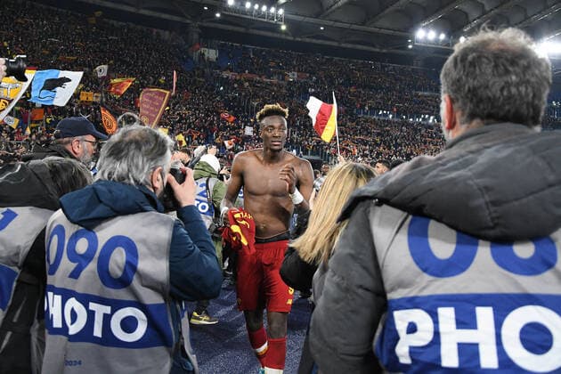 Sport Bilder des Tages IPP20220320 Football - soccer: Serie A, AS Rom - Lazio Rom, Tammy Abraham festeggia la Vitoria a fine gara (Verwendung nur in Deutschland - GERMANY ONLY) *** IPP20220320 Football soccer Serie A, AS Rom Lazio Rom, Tammy Abraham festeggia la Vitoria a fine gara use only in Germany GERMANY ONLY 