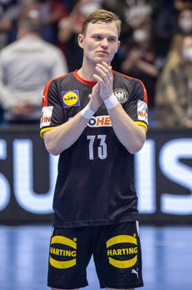 Kassel, 20 03 22, handball, men, country match friendship Germany Hungary in the Rothenbach Hall of Germany Timo Kastening applauds after the victory Germany Hungary