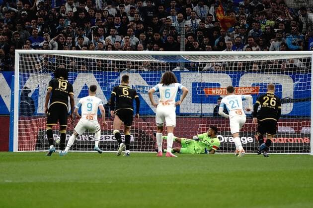 Penalty - Arkadiusz Milik (Olympique de Marseille) - Walter Benitez (OGC Nice) FOOTBALL : Olympique de Marseille vs OGC Nice - Ligue 1 Uber Eats - Marseille - 20 03 2021 NorbertScanella Panoramic 