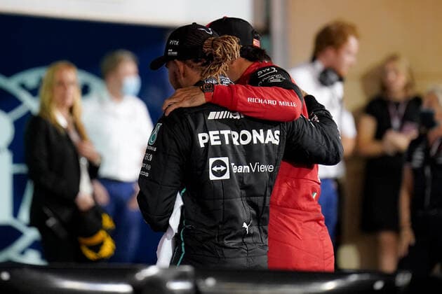 FORMULA 1 GULF AIR BAHRAIN GRAND PRIX 2022, 20 03 2022 Bahrain International Circuit, Sakhir, Bahrain on 20 March 2022 Lewis Hamilton 44 (GBR), Mercedes AMG Petronas W13 and Carlos Sainz during the FORMULA 1 GULF AIR BAHRAIN GRAND PRIX 2022, Eleanor Hoad Editorial Use Only Copyright: xEleanorxHoadx ESM-0411-0038