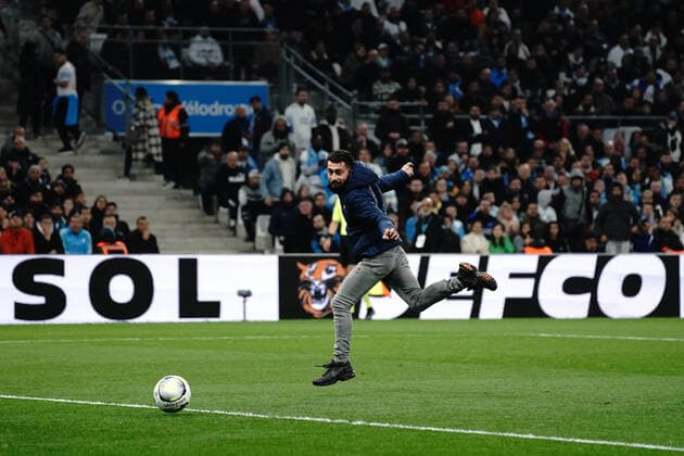 Un supporter de l OM envahie la pelouse FOOTBALL : Olympique de Marseille vs OGC Nice - Ligue 1 Uber Eats - Marseille - 20 03 2021 NorbertScanella Panoramic 