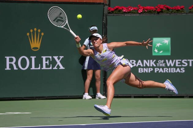 INDIAN WELLS, CA - MARCH 20: Iga Swiatek (POL) hits a forehand during the BNP Paribas Open WomenÕs Final on March 20, 2022 at Indian Wells Tennis Garden in Indian Wells, CA. (Photo by George Walker Icon Sportswire) TENNIS: MAR 20 BNP Paribas Open Women s Final Icon220320012