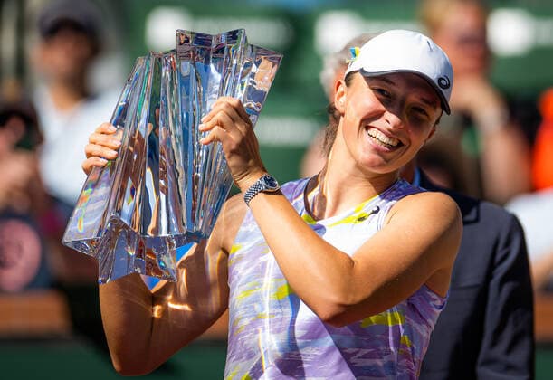 March 20, 2022, INDIAN WELLS, CALIFORNIA, UNITED STATES: Iga Swiatek of Poland poses with the champions trophy after winning the final of the 2022 BNP Paribas Open WTA, Tennis Damen 1000 tennis tournament against Maria Sakkari of Greece INDIAN WELLS UNITED STATES - ZUMAa181 20220320_zaa_a181_247 Copyright: xRobxPrangex