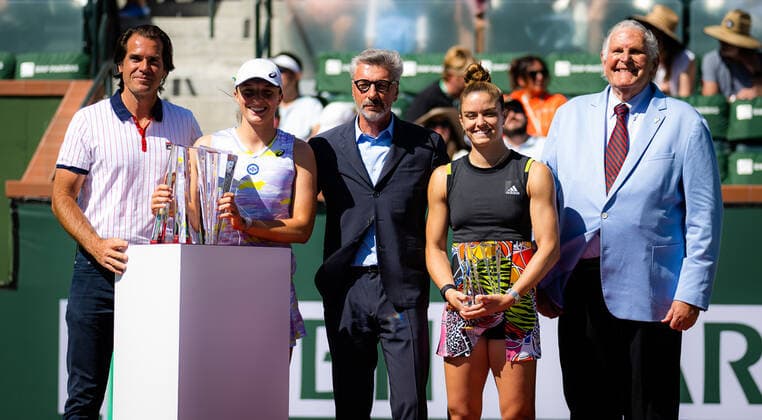 March 20, 2022, INDIAN WELLS, CALIFORNIA, UNITED STATES: Iga Swiatek of Poland & Maria Sakkari of Greece pose with their trophies after the final of the 2022 BNP Paribas Open WTA, Tennis Damen 1000 tennis tournament INDIAN WELLS UNITED STATES - ZUMAa181 20220320_zaa_a181_248 Copyright: xRobxPrangex