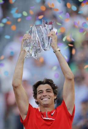 Mandatory Credit: Photo by Ella Ling Shutterstock (12853677x) Taylor Fritz of USA celebrates with the trophy BNP Paribas Open, Tennis, Day 12, Indian Wells Tennis Garden, California, USA - 20 Mar 2022 BNP Paribas Open, Tennis, Day 12, Indian Wells Tennis Garden, California, USA - 20 Mar 2022 Copyright: xEllaxLing Shutterstockx 12853677x
