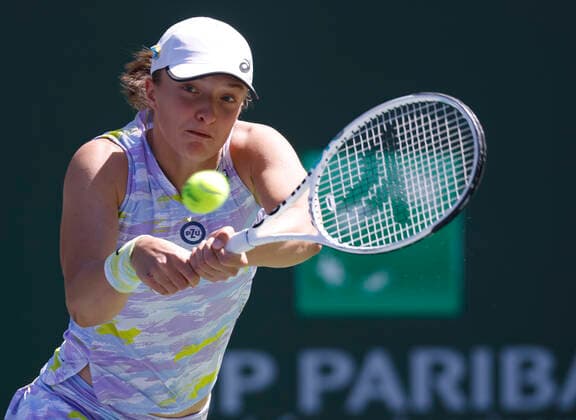 March 20, 2022 Iga Swiatek of Poland returns a shot against Maria Sakkari of Greece in the women s singles finals of the 2022 BNP Paribas Open at Indian Wells Tennis Garden in Indian Wells, California. Indian Wells United States of America - ZUMAc04_ 20220320_zaf_c04_088 Copyright: xCharlesxBausx