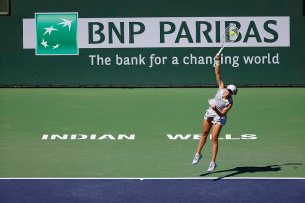 March 20, 2022 Iga Swiatek of Poland serves against Maria Sakkari of Greece in the women s singles finals of the 2022 BNP Paribas Open at Indian Wells Tennis Garden in Indian Wells, California. Indian Wells United States of America - ZUMAc04_ 20220320_zaf_c04_104 Copyright: xCharlesxBausx