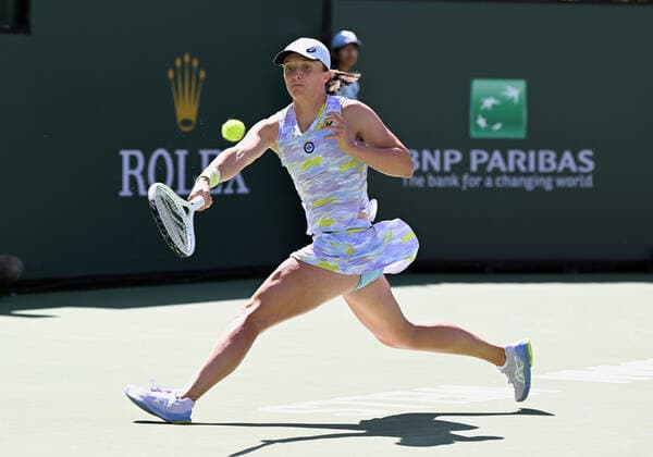 INDIAN WELLS, CA - MARCH 20: Iga Swiatek of Poland returns the ball during a finals tennis match played at the BNP Paribas Open on March 20, 2022 at the Indian Wells Tennis Garden in Indian Wells,CA. (Photo by John Cordes Icon Sportswire) TENNIS: MAR 20 BNP Paribas Open Women s Final Icon506220320028