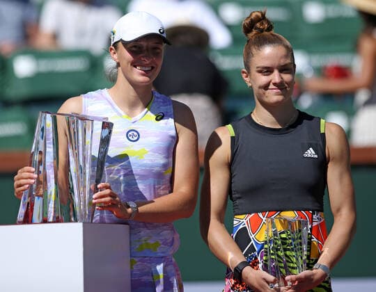 Iga Swiatek (L) of Poland and Maria Sakkari of Greece hold their trophies after their women s final match at the BNP Paribas Open in Indian Wells, California on Sunday, March 20, 2022. Swiatek defeated Sakkari 6-4, 6-1 to win the championship and her third WTA, Tennis Damen 1000 tournament.  IDW20220320070 DAVIDxSILPA