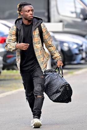 TUBIZE, BELGIUM - MARCH 21 : Doku Jeremy forward of Belgium arrives at the Martin s Red hotel prior to the international games against Ireland and Burkina Faso at the Belgian Football center on March 21, 2022 March 21, 2022 in Tubize, Belgium, 21 03 2022 ( Arrival of the Belgian National Football team 21 03 2022 PhotoNews Panoramic 
