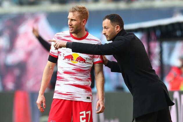 20 03 2022, xtgx, football 1 Bundesliga, RB Leipzig Eintracht Frankfurt emspor, v l Konrad Laimer Leipzig, 27 , Domenico Tedesco Leipzig, coach gives instructions, gestures with arms, gesticulate, gives instructions DFL DFB REGULATES PROHIBIT ANY USE OF PHOTOGRAPHS AS IMAGE SEQUENCES AND OR QUASI VIDEO Leipzig