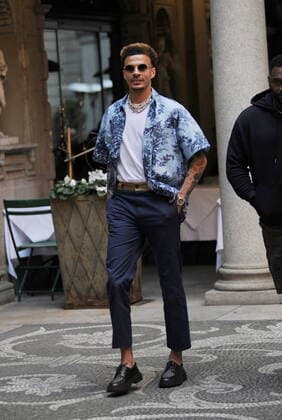 Milan, 21-03-2022 Bamidele Jermaine Alli, better known as DELE ALLI, ENGLISH EVERTON footballer, caught having lunch in a well-known restaurant in the center with some friends. Here he is eating at the Salumaio di Montenapoleone , then a long walk and some shopping before returning home.  Copyright: xMimmoxCarrierox xipa-agency.netx xMIMMOxCARRIERO-x