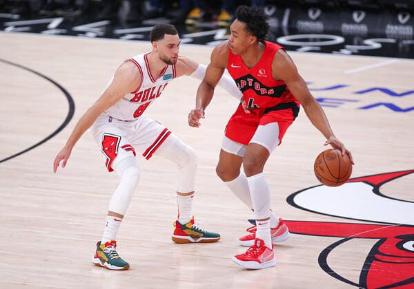 CHICAGO, IL - MARCH 21: Chicago Bulls guard Zach LaVine (8) posts up against Toronto Raptors forward Scottie Barnes (4) during a NBA, Basketball Herren, USA game between the Toronto Raptors and the Chicago Bulls on March 21, 2022 at the United Center in Chicago, IL. (Photo by Melissa Tamez Icon Sportswire) NBA: MAR 21 Raptors at Bulls Icon22032108