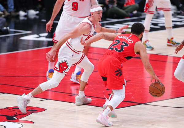 CHICAGO, IL - MARCH 21: Chicago Bulls guard Alex Caruso (6) guards Toronto Raptors guard Fred VanVleet (23) in action during a NBA, Basketball Herren, USA game between the Toronto Raptors and the Chicago Bulls on March 21, 2022 at the United Center in Chicago, IL. (Photo by Melissa Tamez Icon Sportswire) NBA: MAR 21 Raptors at Bulls Icon22032112