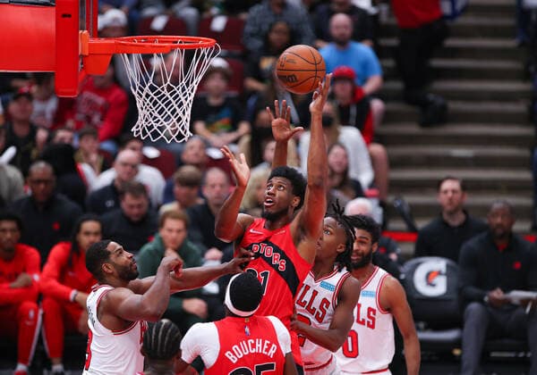 CHICAGO, IL - MARCH 21: Toronto Raptors forward Thaddeus Young (21) shoots the ball in action during a NBA, Basketball Herren, USA game between the Toronto Raptors and the Chicago Bulls on March 21, 2022 at the United Center in Chicago, IL. (Photo by Melissa Tamez Icon Sportswire) NBA: MAR 21 Raptors at Bulls Icon22032116