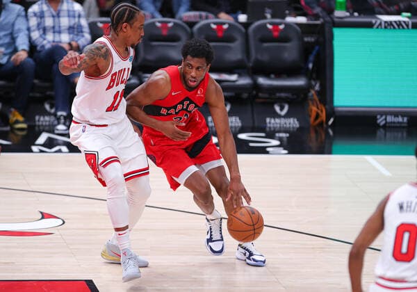 CHICAGO, IL - MARCH 21: Chicago Bulls forward DeMar DeRozan (11) guards Toronto Raptors forward Thaddeus Young (21) in action during a NBA, Basketball Herren, USA game between the Toronto Raptors and the Chicago Bulls on March 21, 2022 at the United Center in Chicago, IL. (Photo by Melissa Tamez Icon Sportswire) NBA: MAR 21 Raptors at Bulls Icon22032119
