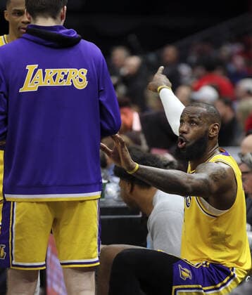 Basketball, NBA, Cleveland Cavaliers - Los Angeles Lakers Los Angeles Lakers LeBron James (6) talks on the bench during a time out against the Cleveland Cavaliers at Rocket Mortgage FieldHouse in Cleveland, Ohio on Monday, March 21, 2022.  CLE20220321116 AARONxJOSEFCZYK