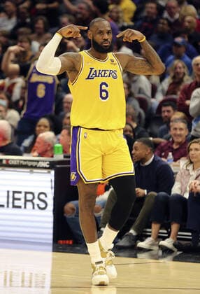 Basketball, NBA, Cleveland Cavaliers - Los Angeles Lakers Los Angeles Lakers LeBron James (6) reacts after a dunk against the Cleveland Cavaliers at Rocket Mortgage FieldHouse in Cleveland, Ohio on Monday, March 21, 2022.  CLE20220321119 AARONxJOSEFCZYK