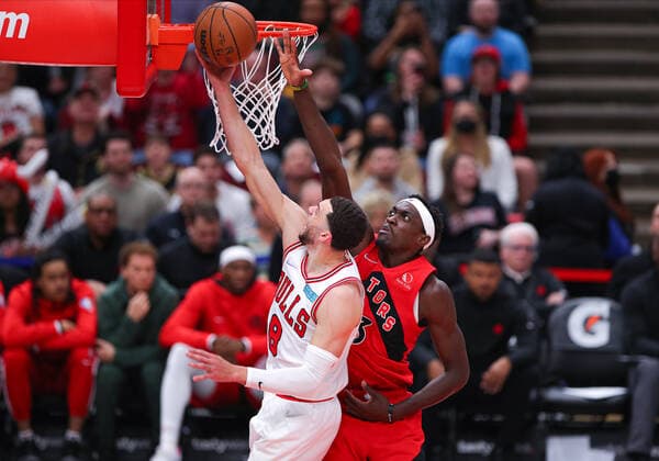 CHICAGO, IL - MARCH 21: Chicago Bulls guard Zach LaVine (8) drives to the basket for a lay up while being defended by Toronto Raptors forward Pascal Siakam (43) during a NBA, Basketball Herren, USA game between the Toronto Raptors and the Chicago Bulls on March 21, 2022 at the United Center in Chicago, IL. (Photo by Melissa Tamez Icon Sportswire) NBA: MAR 21 Raptors at Bulls Icon22032130